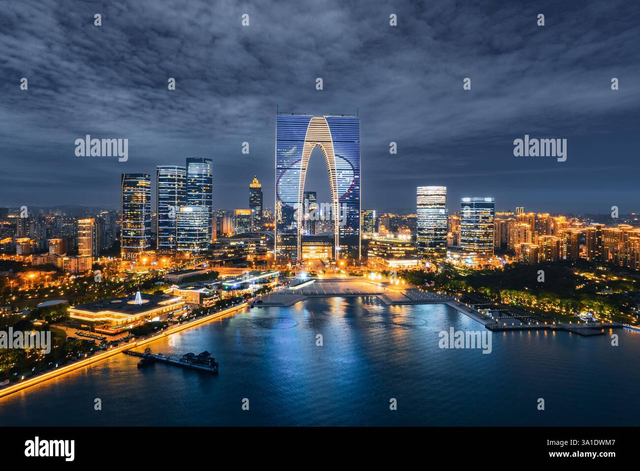 Vista notturna della città del CBD nel parco industriale di Suzhou, provincia di Jiangsu, Cina Foto Stock