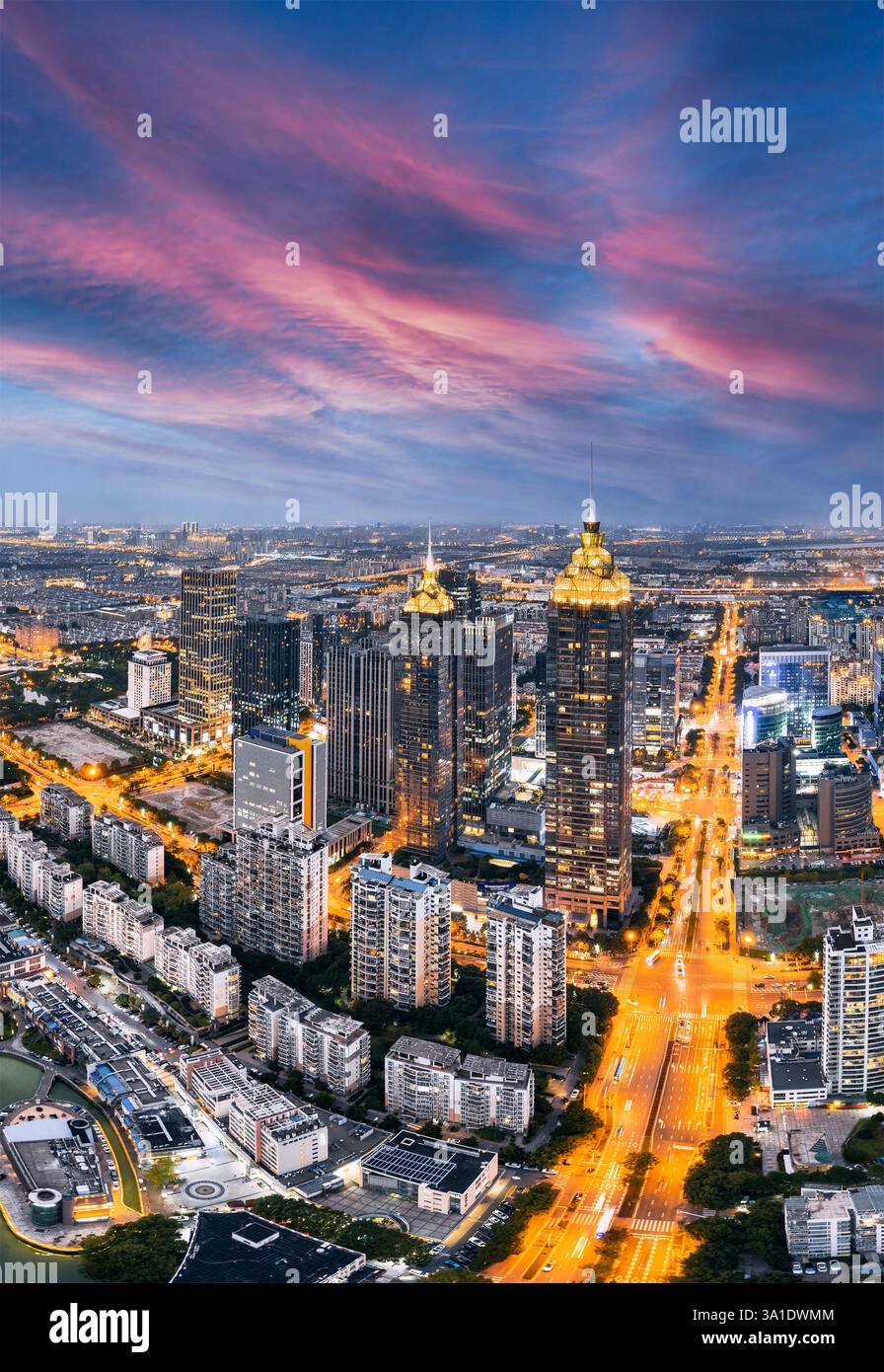 Vista notturna della città del CBD nel parco industriale di Suzhou, provincia di Jiangsu, Cina Foto Stock