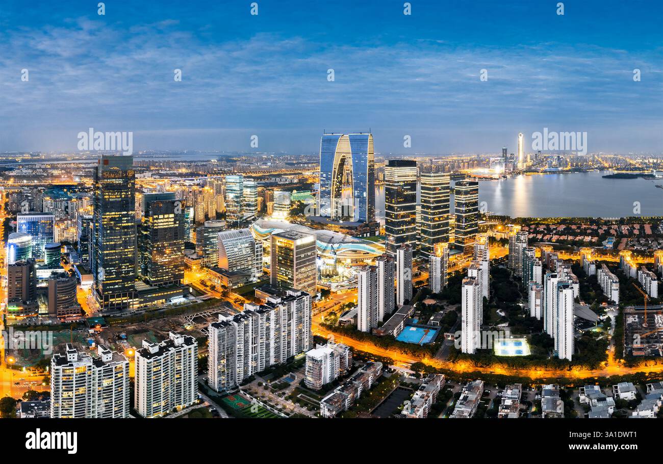 Vista notturna della città del CBD nel parco industriale di Suzhou, provincia di Jiangsu, Cina Foto Stock