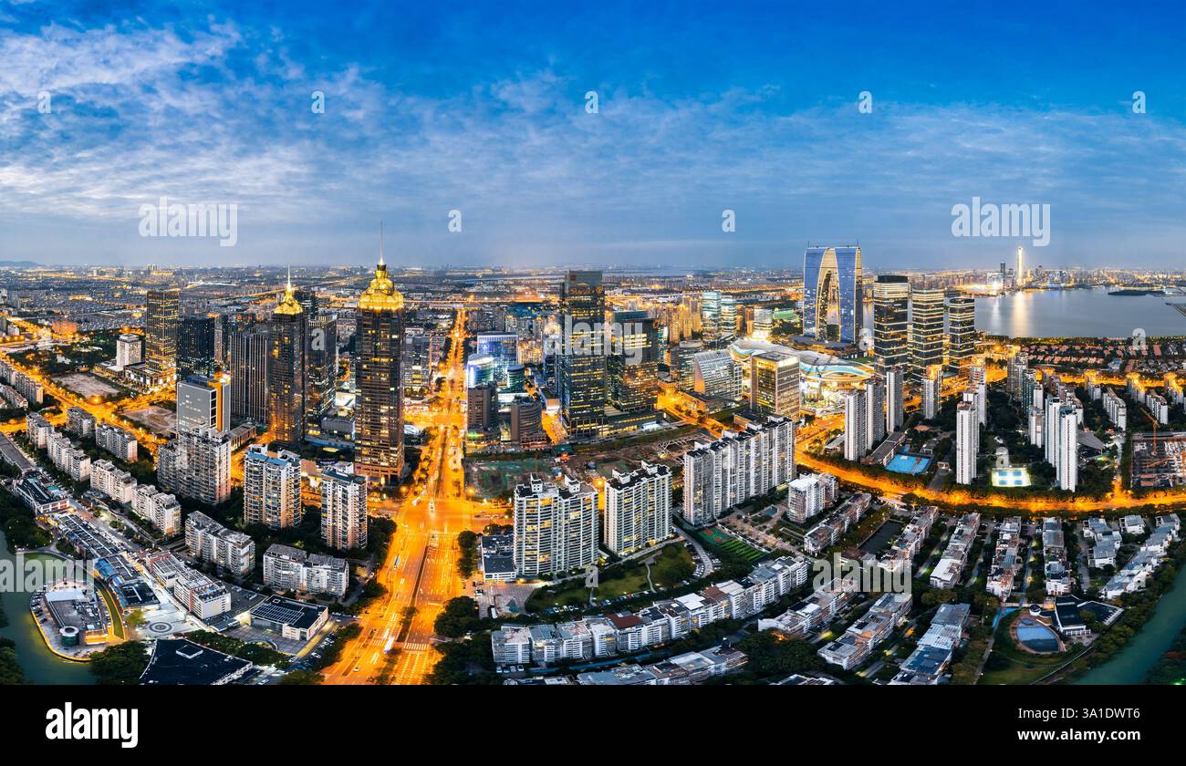 Vista notturna della città del CBD nel parco industriale di Suzhou, provincia di Jiangsu, Cina Foto Stock