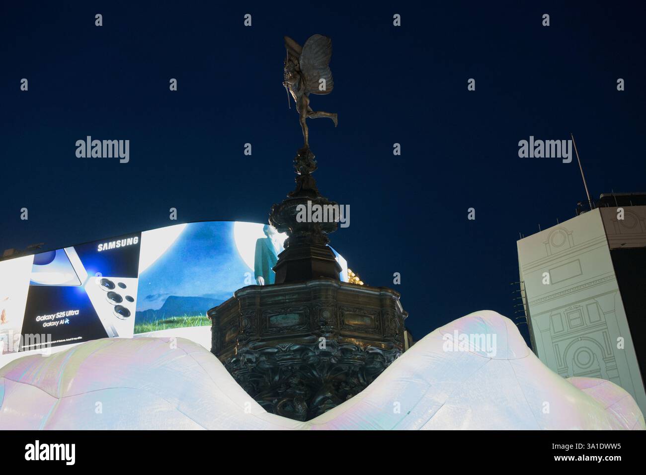 Piccadilly un:plugged scultura che circonda la statua di Eros a Piccadilly Circus, Londra Foto Stock
