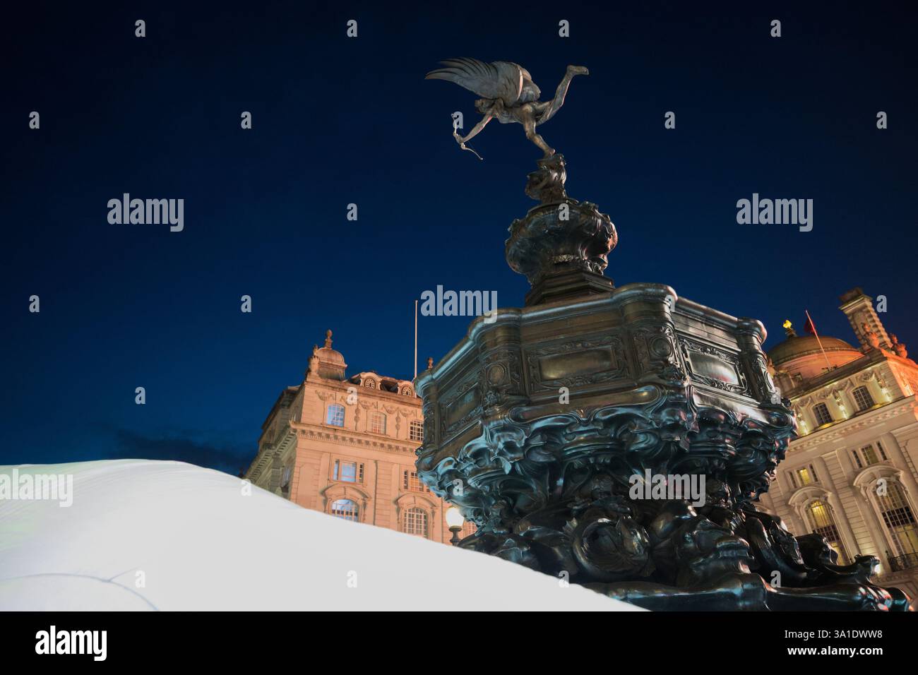Piccadilly un:plugged scultura che circonda la statua di Eros a Piccadilly Circus, Londra Foto Stock