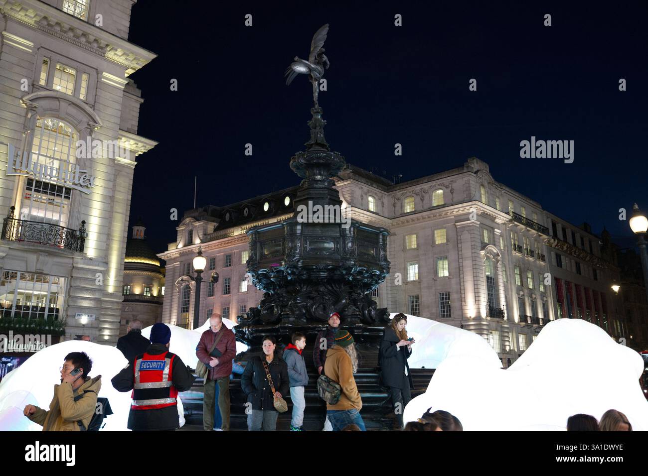 Piccadilly un:plugged scultura che circonda la statua di Eros a Piccadilly Circus, Londra Foto Stock