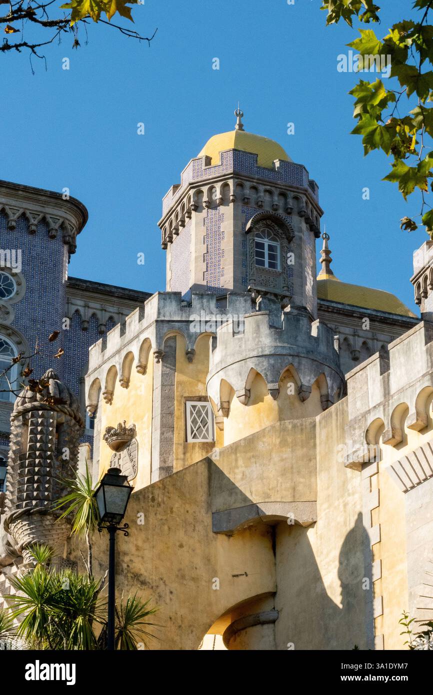 Sintra, Portogallo - le torri e le mura ornamentali del Palazzo di pena, patrimonio dell'umanità dell'UNESCO Foto Stock