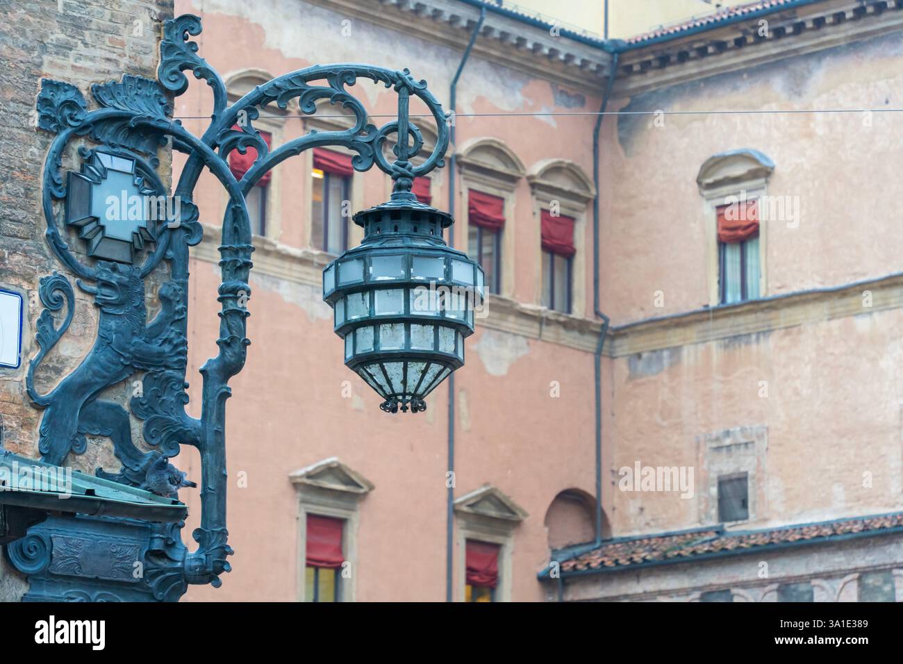 Storica lampada da strada ornata con intricati lavori in ferro a Bologna, Italia Foto Stock