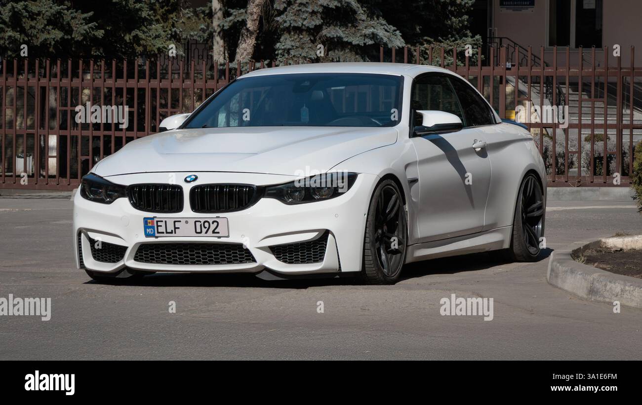 Chisinau, Moldavia - 3 marzo 2025: BMW M4 Convertibile (F82, F83), prima generazione Foto Stock