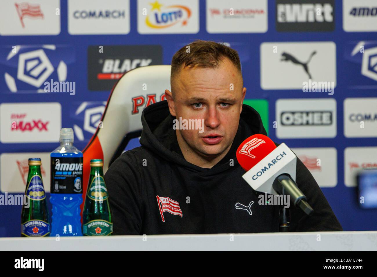 CRACOVIA, POLONIA, 8 marzo 2025, Una partita di calcio nel PKO BP Ekstraklasa di primo livello tra CRACOVIA E RADOMIAK RADOM, OP: Konferencja prasowa po meczu, trener CRACOVIA DAWID KROCZEK crediti: Piotr Front/Alamy Live News Foto Stock