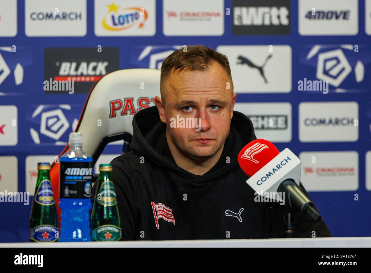 CRACOVIA, POLONIA, 8 marzo 2025, Una partita di calcio nel PKO BP Ekstraklasa di primo livello tra CRACOVIA E RADOMIAK RADOM, OP: Konferencja prasowa po meczu, trener CRACOVIA DAWID KROCZEK crediti: Piotr Front/Alamy Live News Foto Stock