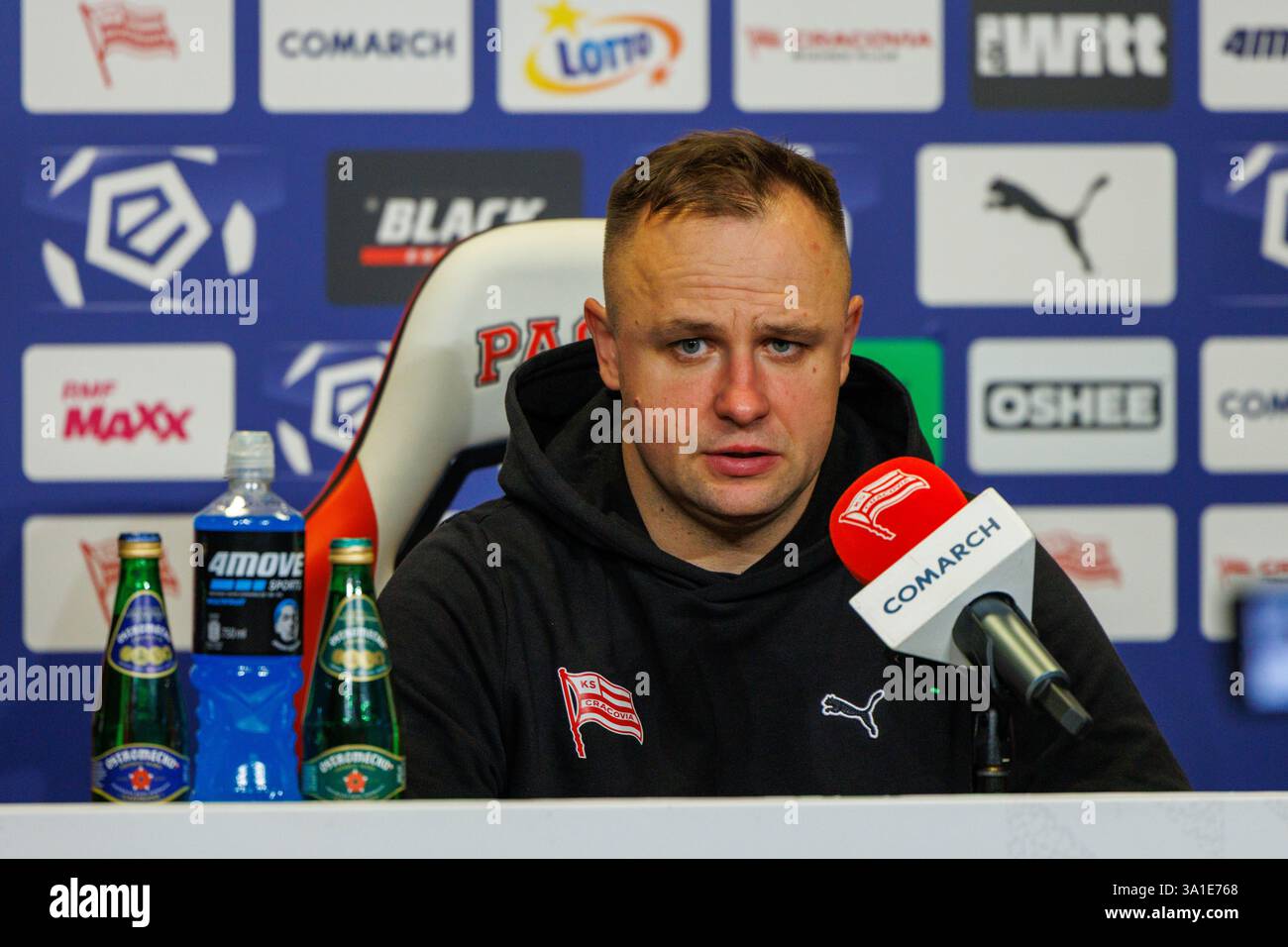 CRACOVIA, POLONIA, 8 marzo 2025, Una partita di calcio nel PKO BP Ekstraklasa di primo livello tra CRACOVIA E RADOMIAK RADOM, OP: Konferencja prasowa po meczu, trener CRACOVIA DAWID KROCZEK crediti: Piotr Front/Alamy Live News Foto Stock