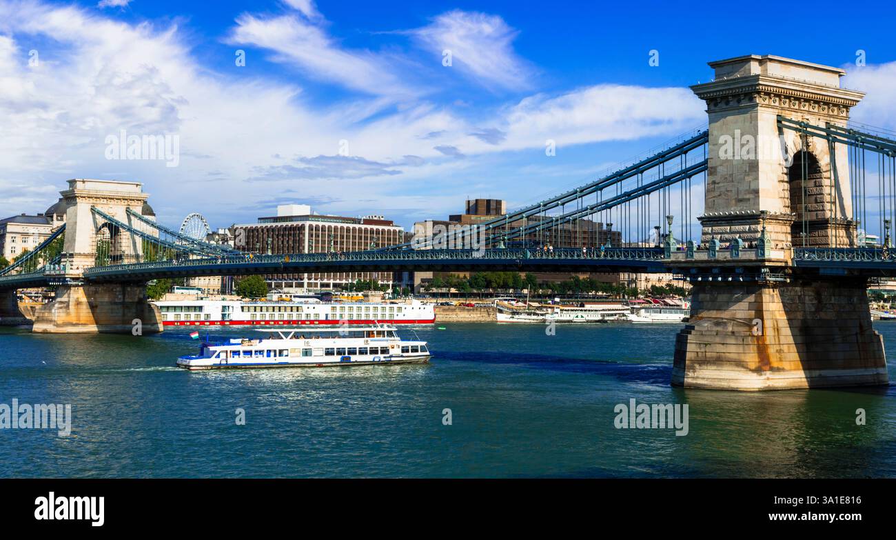 Splendida capitale dell'Ungheria - Budapest. Vista del centro città con il Ponte delle catene sul Danubio. Paesaggio urbano, paesaggio urbano Foto Stock
