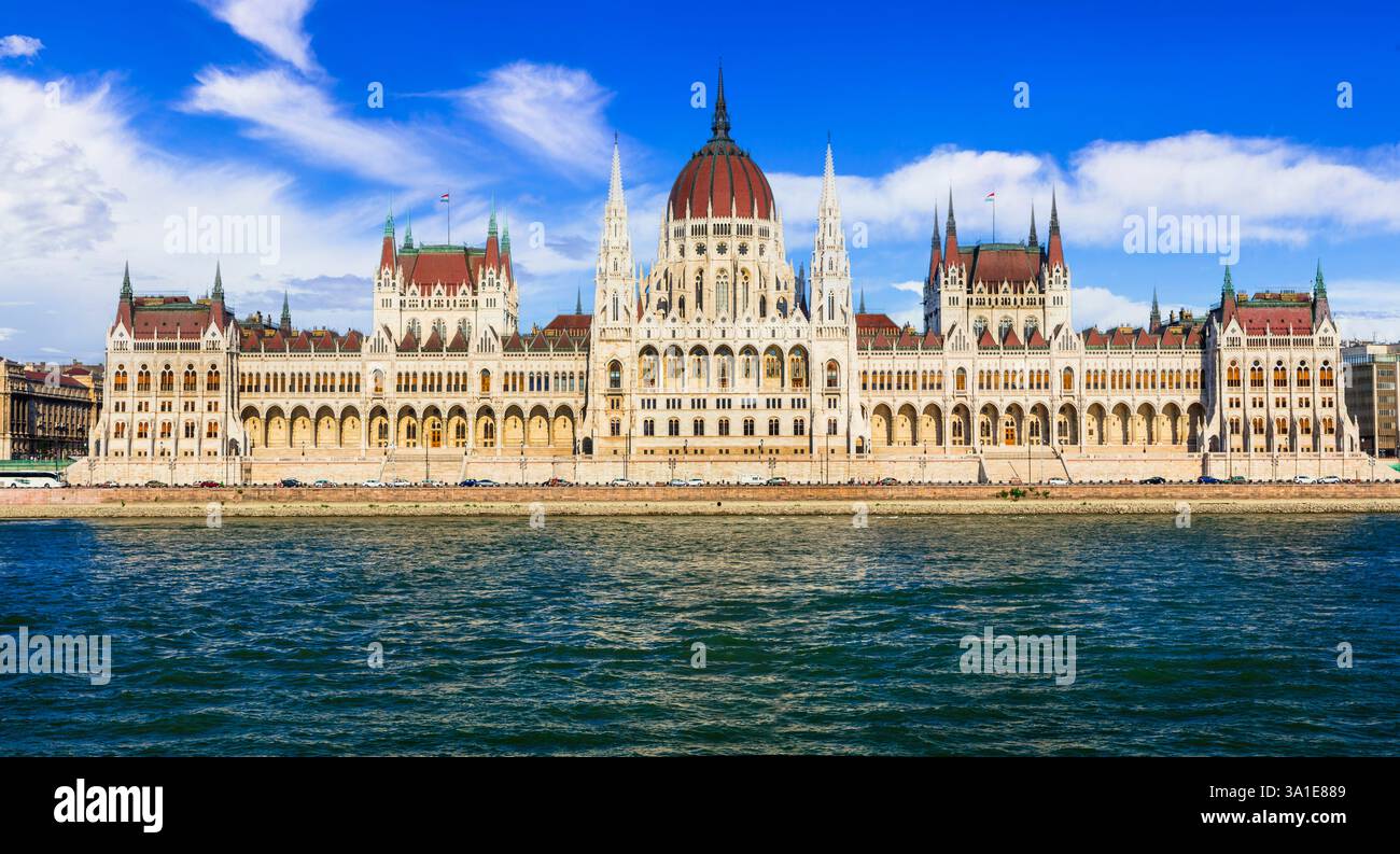 Budapest capitale dell'Ungheria. Vista iconica del parlamento ungherese sul Danubio. Famose destinazioni di viaggio europee Foto Stock