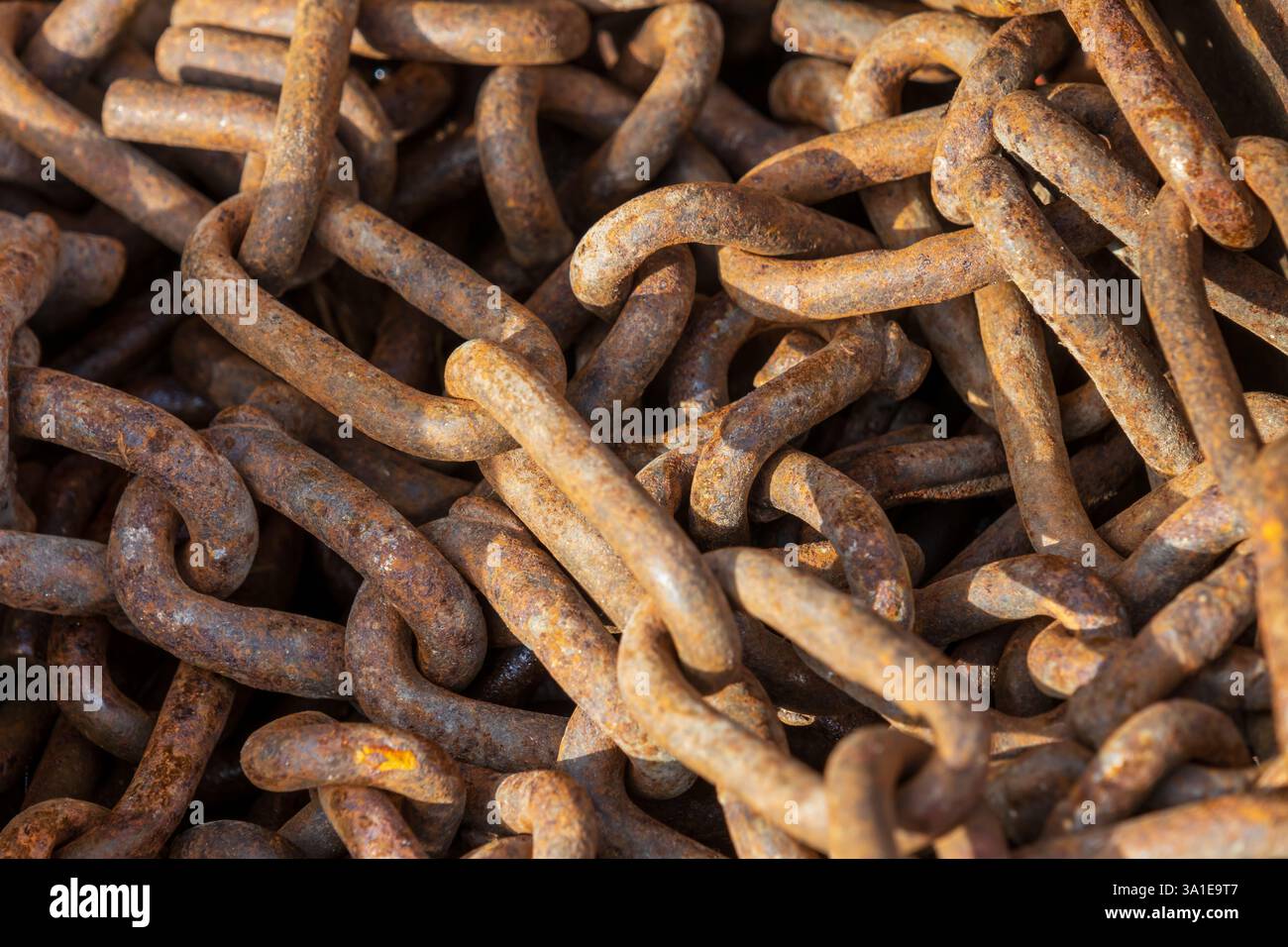Un mucchio di catene arrugginite che mostrano i segni del tempo sul metallo Foto Stock