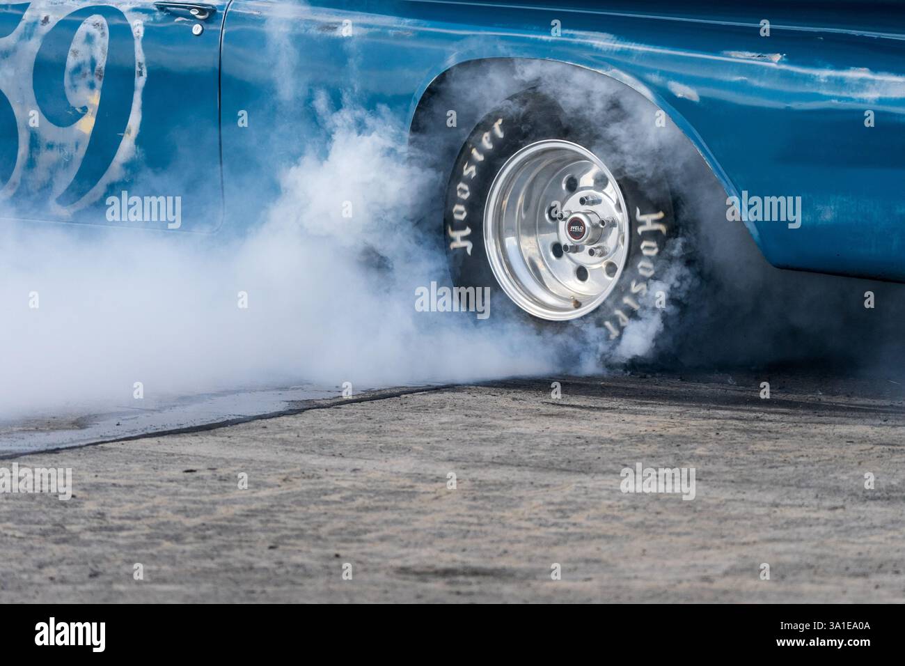 Alla deriva, con il fumo proveniente da sotto le ruote di un'auto sportiva. Preparazione per l'inizio. Roadrunner's Paradise Race 61 Festival. Foto Stock
