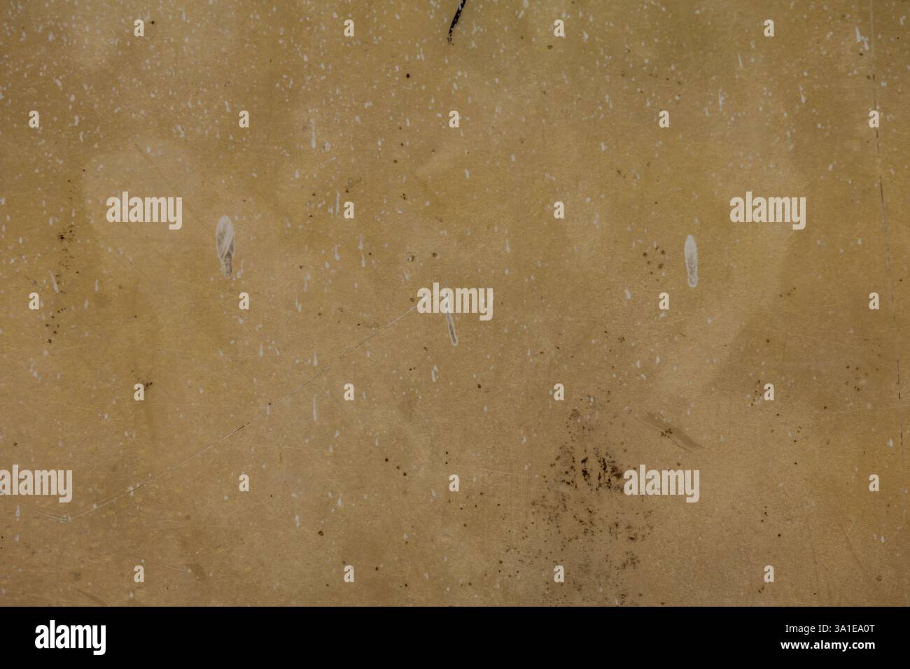 Primo piano di una vecchia e sporca finestra giallita con numerose macchie di sporco Foto Stock