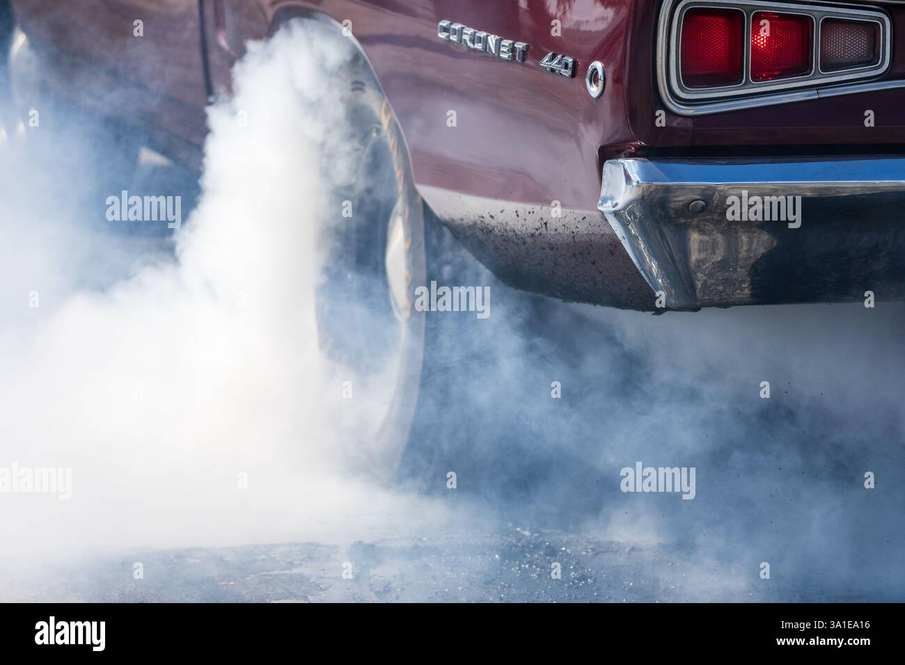 Alla deriva, con il fumo proveniente da sotto le ruote di un'auto sportiva. Preparazione per l'inizio. Roadrunner's Paradise Race 61 Festival. Foto Stock