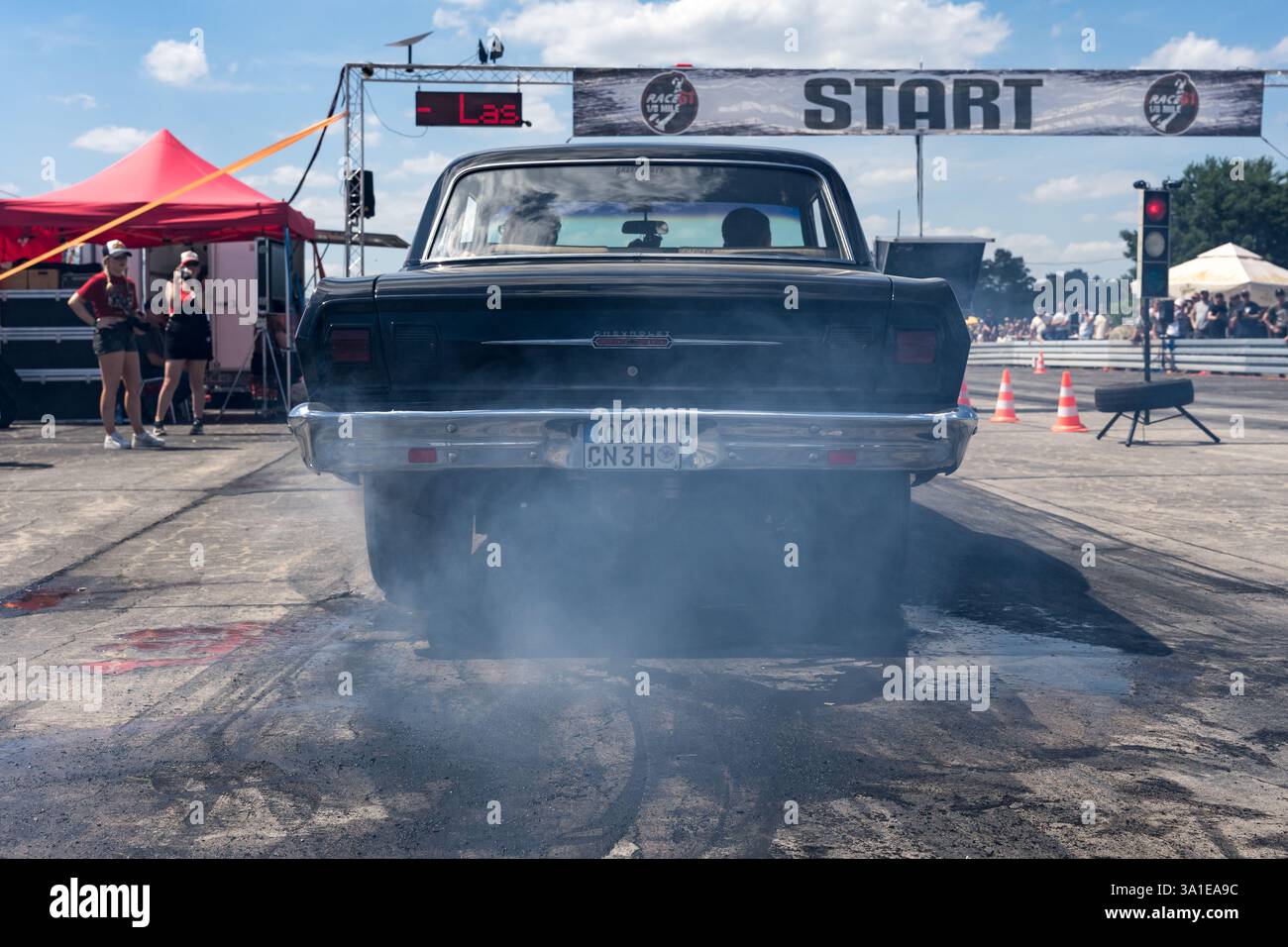 Un'auto compatta Chevrolet Chevy II / Nova sulla linea di partenza. Preparatevi a iniziare. Vista posteriore. Roadrunner's Paradise Race 61 Festival. Foto Stock