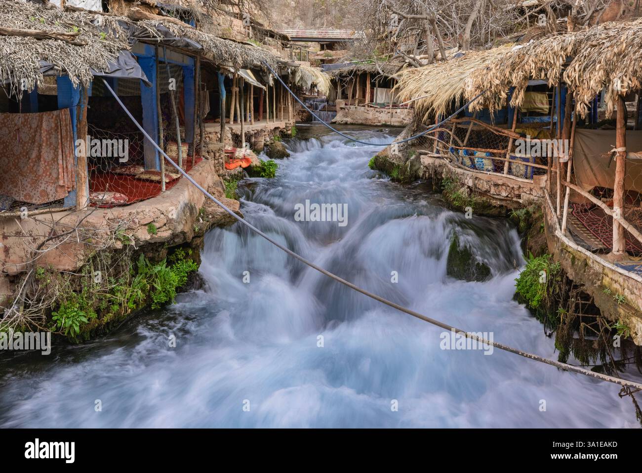 Il fiume Oum er-Rbia, il secondo più grande del Marocco, proviene da circa 40 sorgenti. Foto Stock