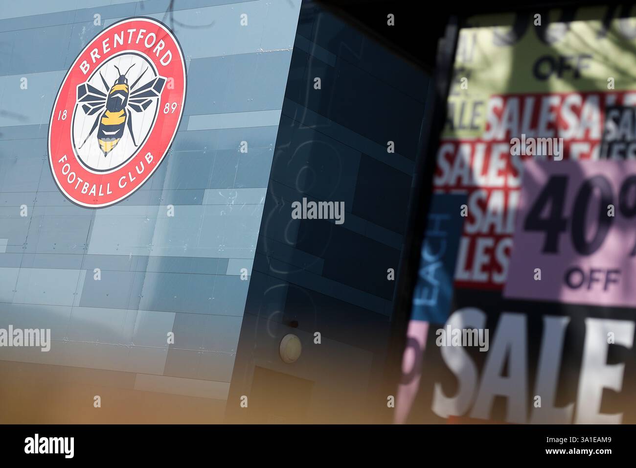 8 marzo 2025; Gtech Community Stadium, Brentford, Londra, Inghilterra; Premier League Football, Brentford contro Aston Villa; una vista generale fuori dal Gtech Community Stadium prima del calcio d'inizio Foto Stock