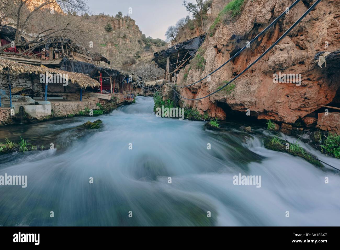 Il fiume Oum er-Rbia, il secondo più grande del Marocco, proviene da circa 40 sorgenti. Foto Stock