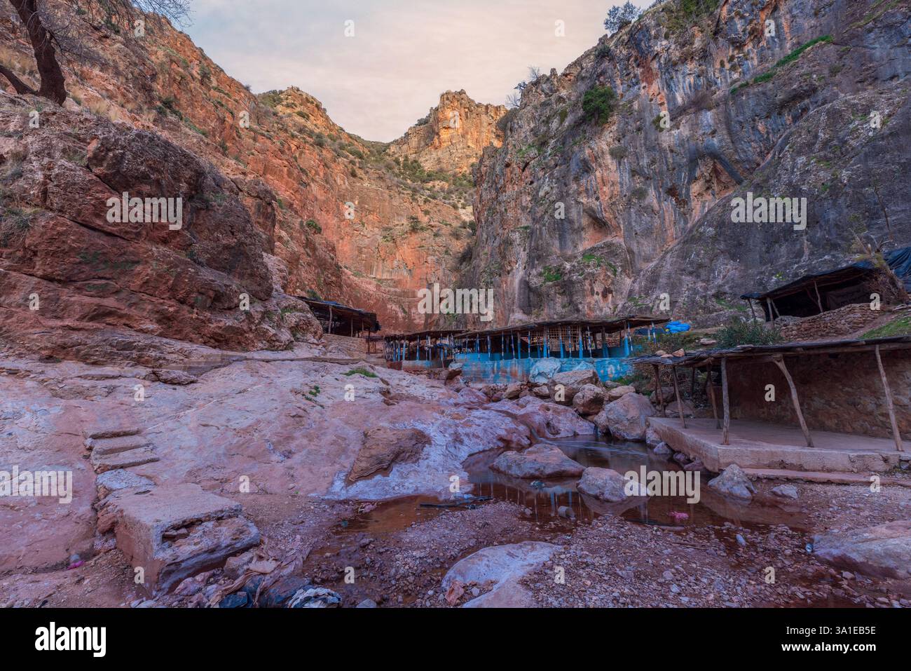Il fiume Oum er-Rbia, il secondo più grande del Marocco, proviene da circa 40 sorgenti. Foto Stock