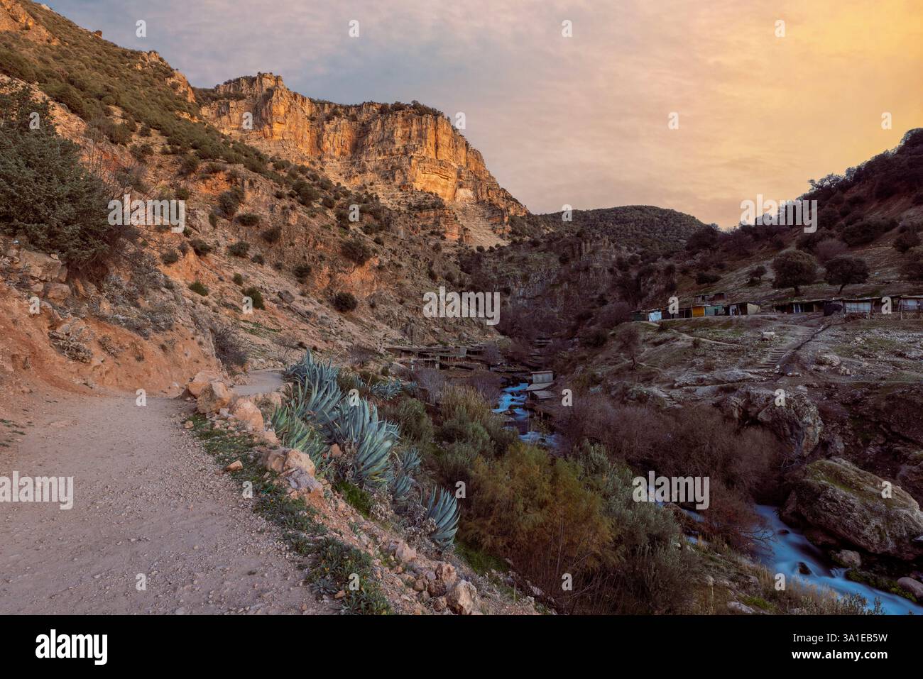 Il fiume Oum er-Rbia, il secondo più grande del Marocco, proviene da circa 40 sorgenti. Foto Stock