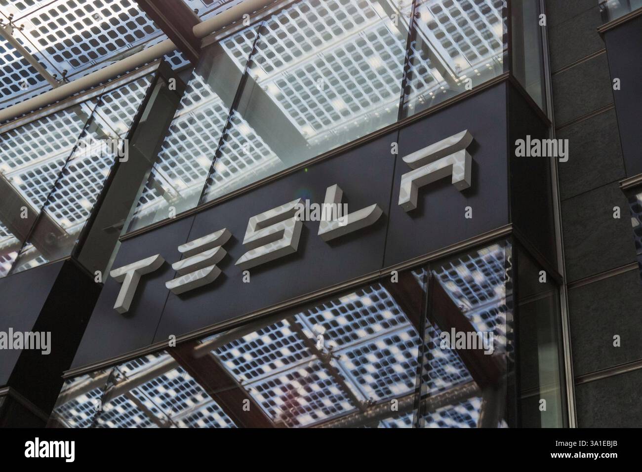 Italia, Milano - 13 maggio 2022: Logo Tesla all'ingresso del negozio di veicoli elettrici Foto Stock