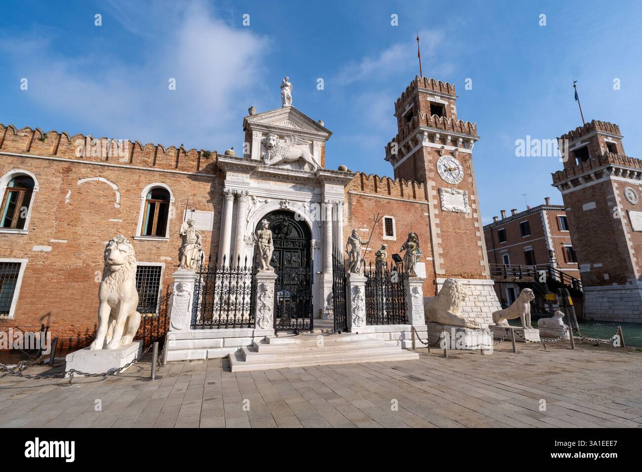 Venezia, Italia - 12 ottobre 2024: Il grande ingresso dell'Arsenale di Venezia con le sue statue di leoni, le porte ornate e le torri storiche Foto Stock
