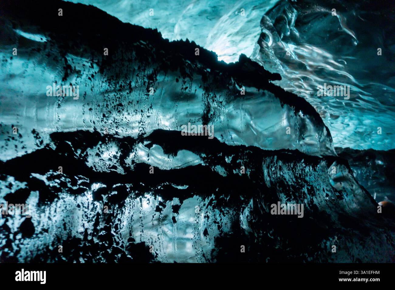 Spettacolare grotta di ghiaccio nel ghiacciaio Vatnajokull Islanda, caratterizzata da profonde formazioni di ghiaccio blu e Un paesaggio ghiacciato mozzafiato, perfetto per foto avventurose Foto Stock