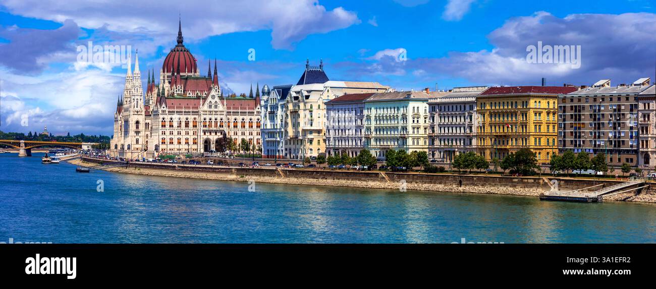 Budapest capitale dell'Ungheria. Vista iconica del parlamento ungherese sul Danubio. Famose destinazioni di viaggio europee Foto Stock