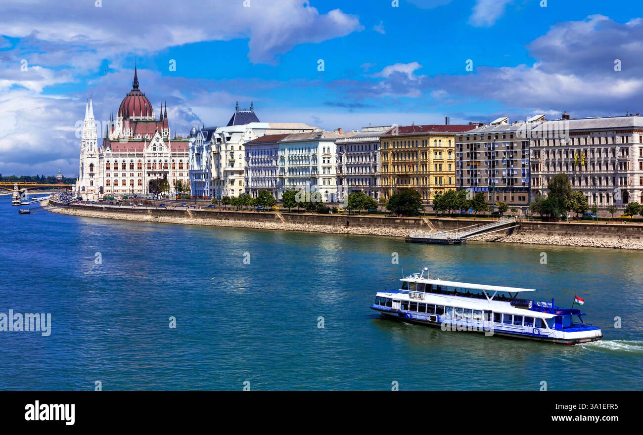 Budapest capitale dell'Ungheria. Vista iconica del parlamento ungherese sul Danubio con traghetto. Famoso destino di viaggio europeo Foto Stock