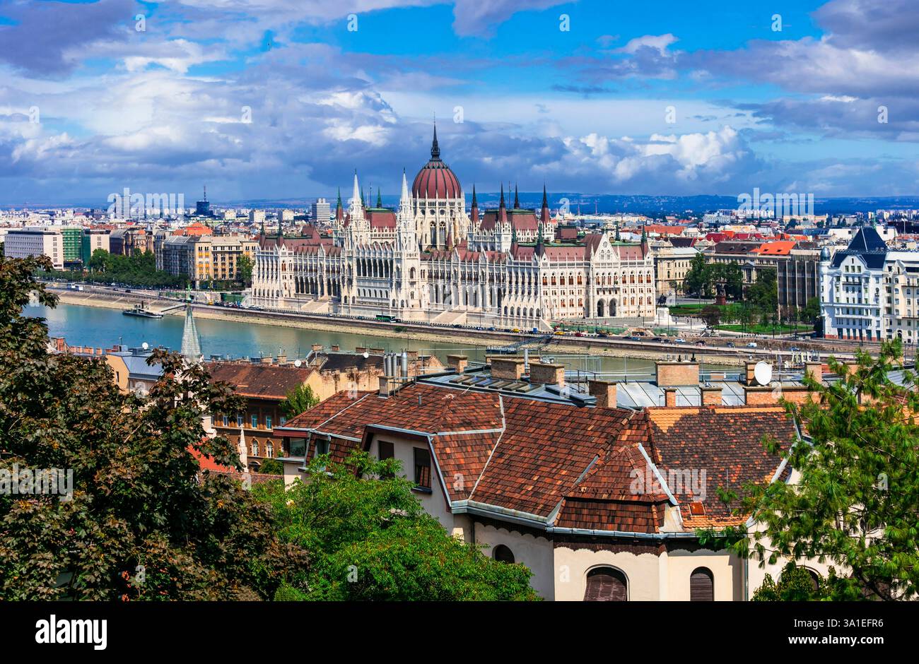 Budapest capitale dell'Ungheria. Vista iconica del parlamento ungherese sul Danubio e sul centro storico. Famoso viaggiatore europeo Foto Stock