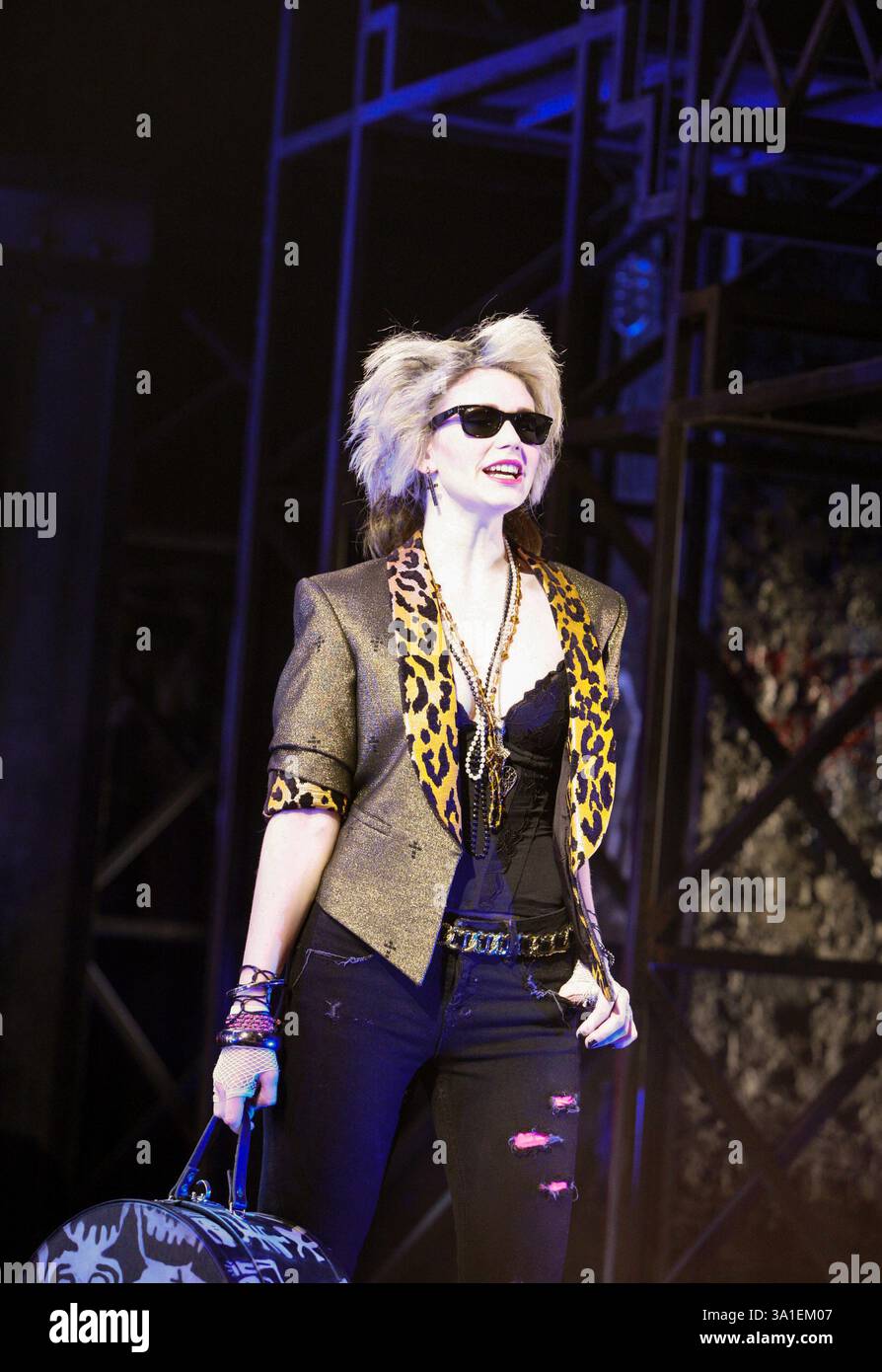 Emma Williams (Susan) in DESPERATELY SEEKING SUSAN at the Novello Theatre, London WC2 15/11/2007 libro & Concept: Peter Michael Morino Music & Lyrics: Blondie design: Tim Hatley lighting: Hugh Vanstone coreografia: Andy Blanenbuehler. direttore: Angus Jackson Foto Stock