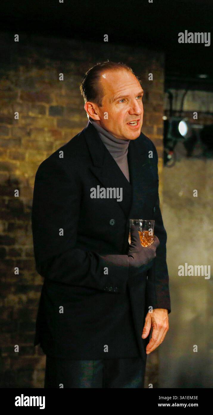 Ralph Fiennes (Richard, Duca di Gloucester) in RICHARD III di Shakespeare all'Almeida Theatre, Londra N1 16/06/2016 scenografia: Hildegard Bechtler costumi: Jan Morrell illuminazione: Jon Clark Fights: Terry King regista: Rupert Goold Foto Stock