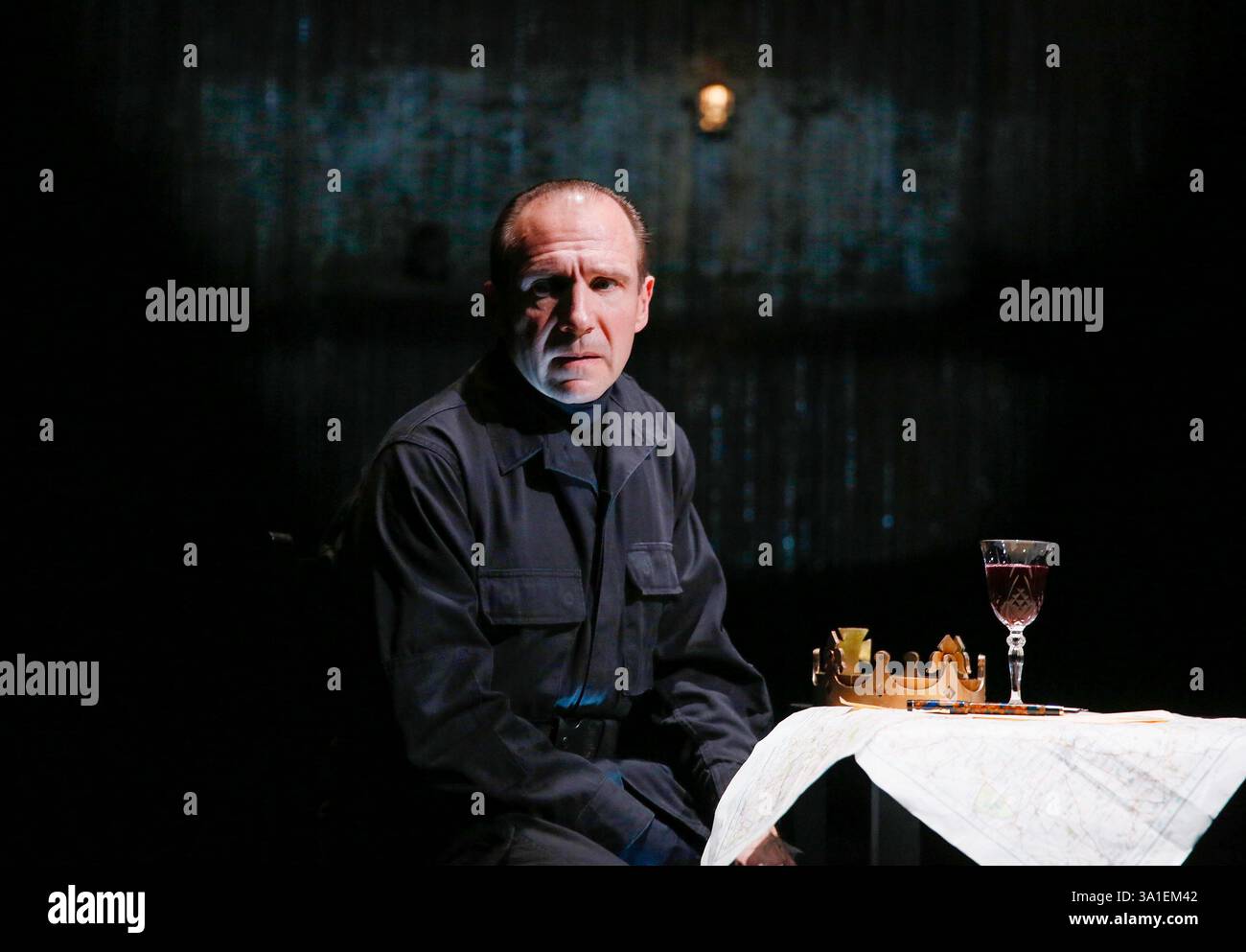 Ralph Fiennes (Richard, Duca di Gloucester) in RICHARD III di Shakespeare all'Almeida Theatre, Londra N1 16/06/2016 scenografia: Hildegard Bechtler costumi: Jan Morrell illuminazione: Jon Clark Fights: Terry King regista: Rupert Goold Foto Stock