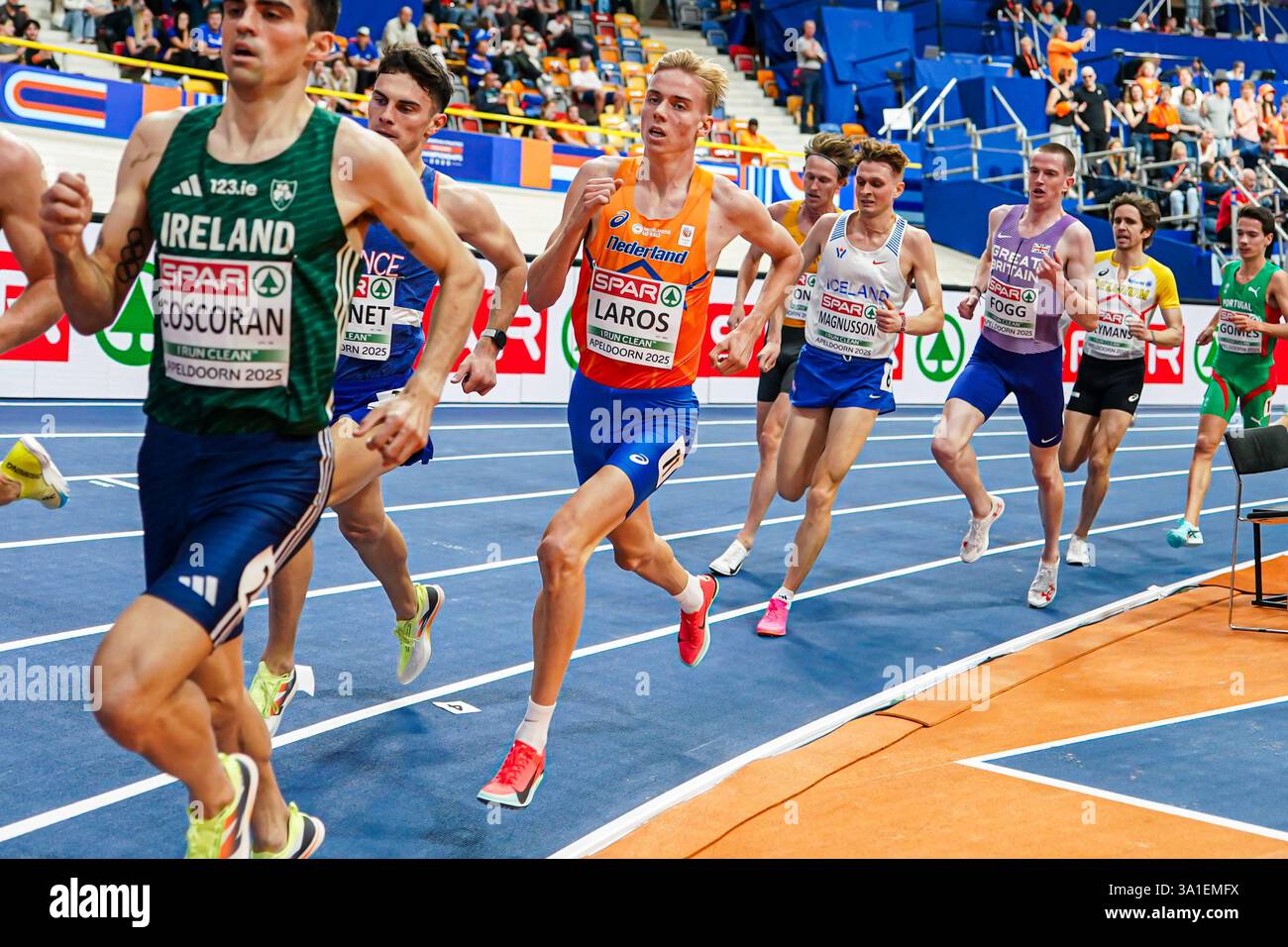 Apeldoorn, Paesi Bassi. 8 marzo 2025. APELDOORN, PAESI Bassi - 8 MARZO: Niels Laros dei Paesi Bassi gareggia nei 3000m Men durante la terza giornata dei Campionati europei di atletica leggera indoor a Omnisport Apeldoorn l'8 marzo 2025 ad Apeldoorn, Paesi Bassi. (Foto di Joris Verwijst/Agenzia BSR) credito: Agenzia BSR/Alamy Live News Foto Stock
