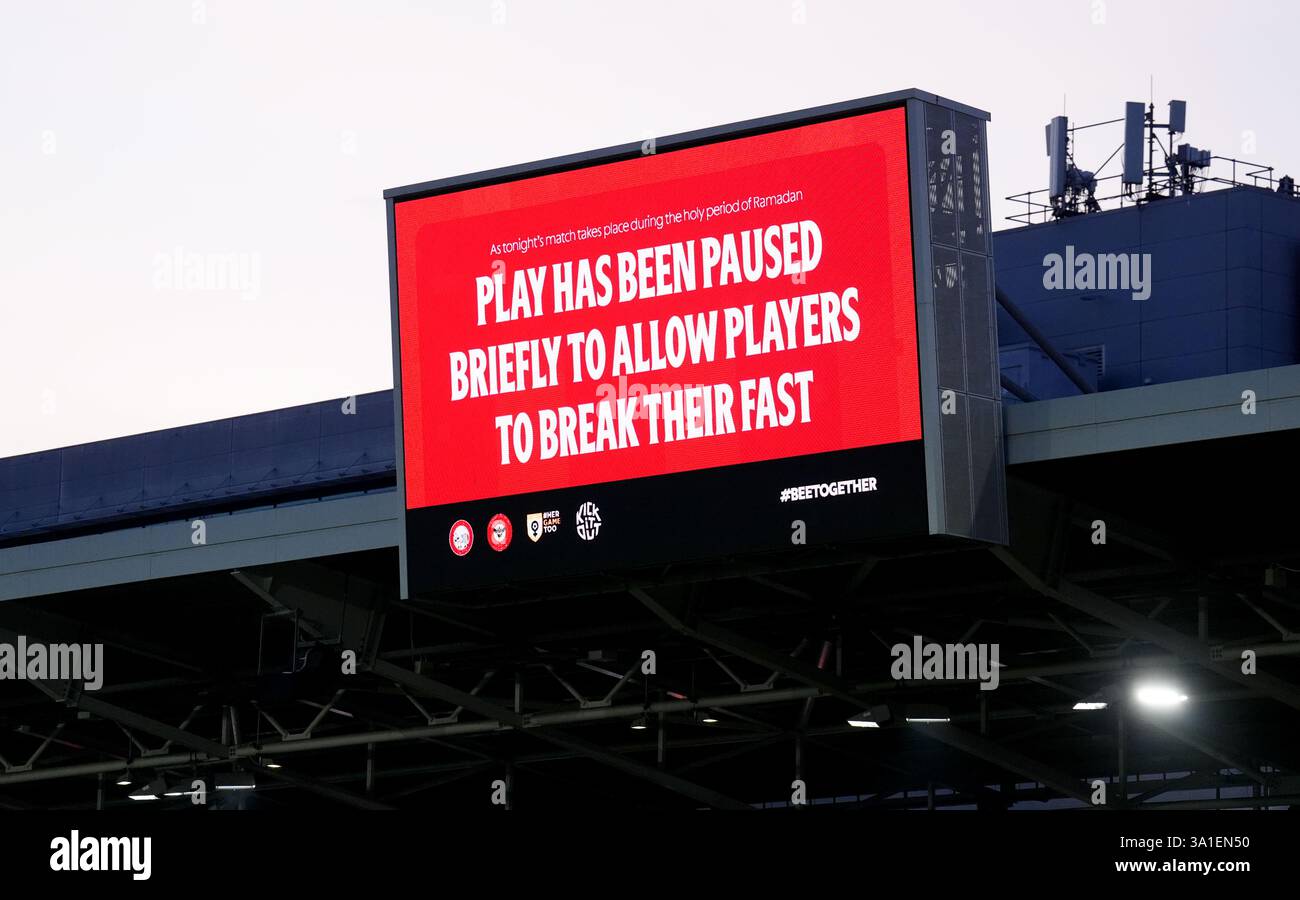 Sul grande schermo dello stadio viene visualizzato un messaggio che indica che è in corso una pausa di gioco, in modo che i giocatori possano rompere la loro velocità per il Ramadan durante la partita di Premier League al Gtech Community Stadium di Londra. Data foto: Sabato 8 marzo 2025. Foto Stock