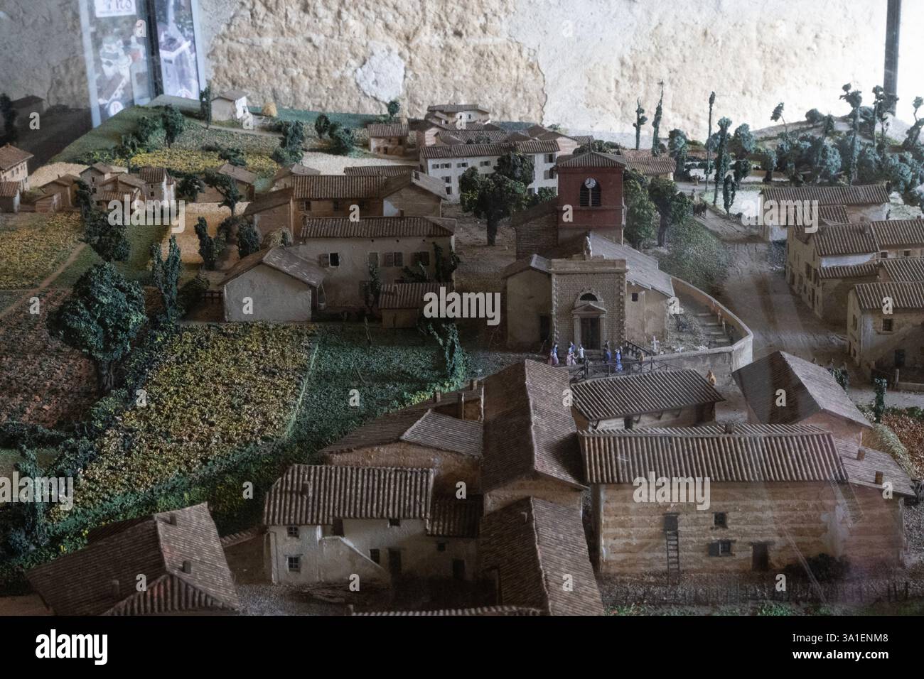 Modello di Ars-sur-Formans, Francia, nel 1849 prima della costruzione della basilica. St Jean-Marie Vianney con parrocchiani si trova di fronte alla chiesa. Foto Stock