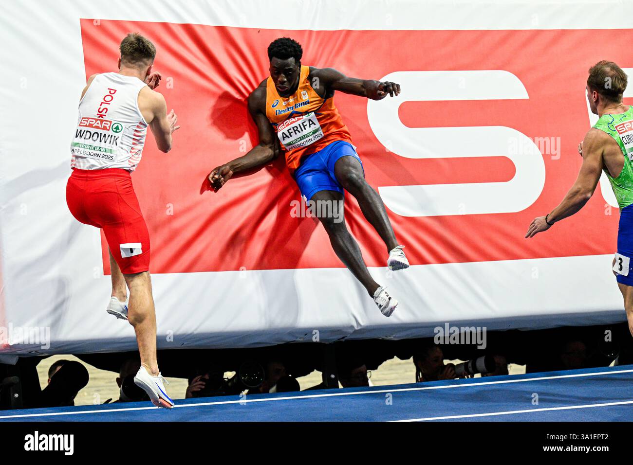 Apeldoorn, Paesi Bassi. 8 marzo 2025. APELDOORN, PAESI Bassi - 8 MARZO: Elvis Afrifa dei Paesi Bassi gareggia nei 60m maschili durante la terza giornata dei Campionati europei di atletica leggera indoor a Omnisport Apeldoorn l'8 marzo 2025 ad Apeldoorn, Paesi Bassi. (Foto di Andy Astfalck/Agenzia BSR) credito: Agenzia BSR/Alamy Live News Foto Stock