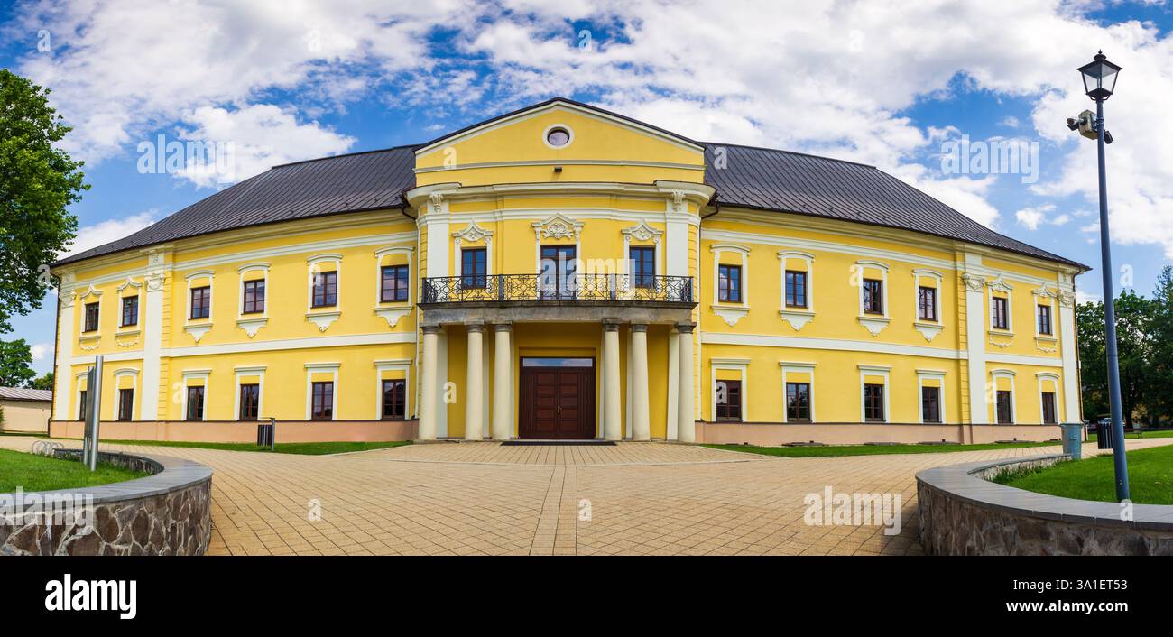 Panorama della residenza classicista a Snina, Slovacchia orientale in estate. Foto Stock