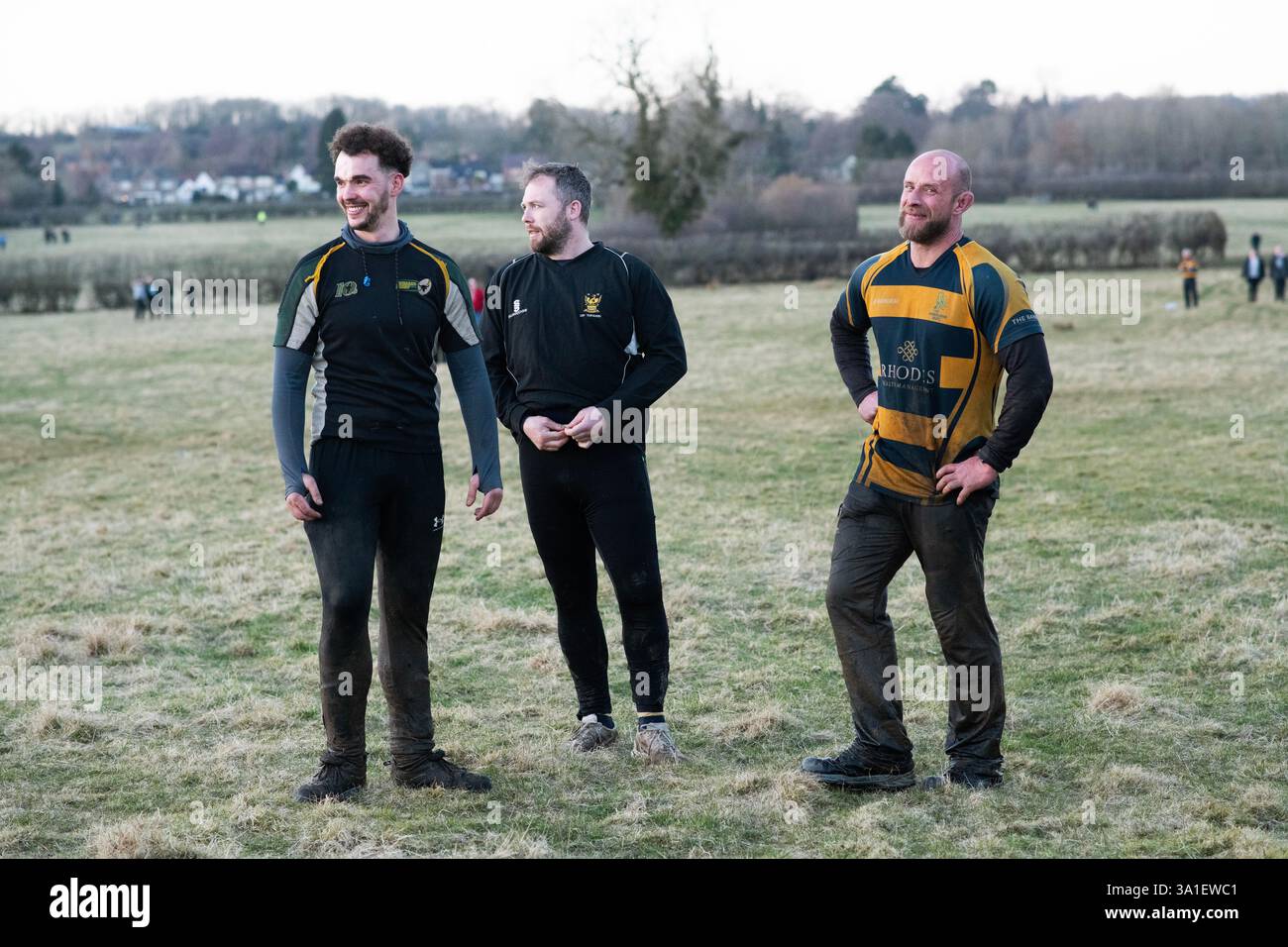 Prenditi una pausa per i partecipanti all'antica partita di calcio di Ashbourne Royal Shrovetide nel Derbyshire Foto Stock