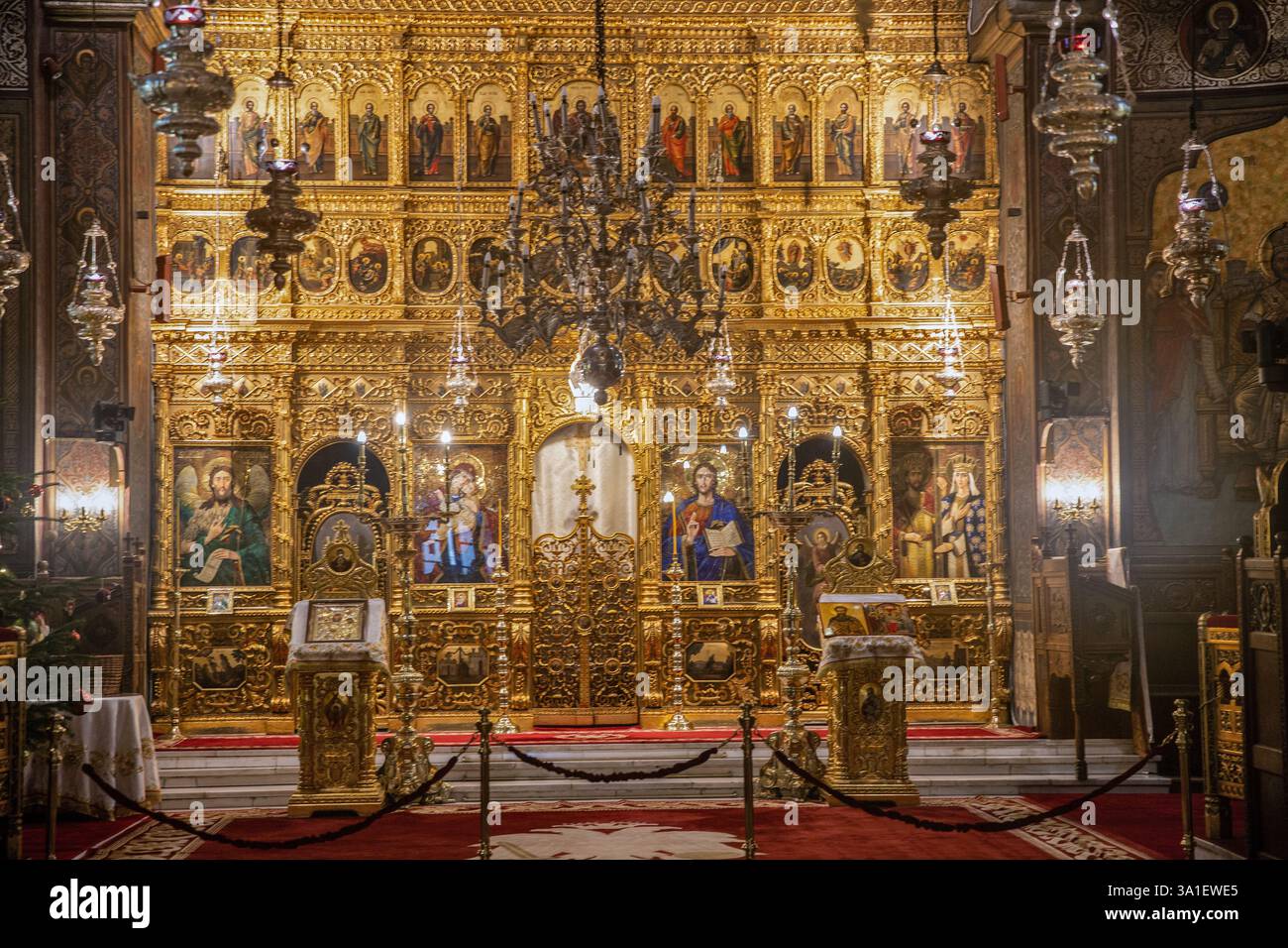 L'interno della cattedrale patriarcale con altare a Bucarest, Romania. Foto Stock