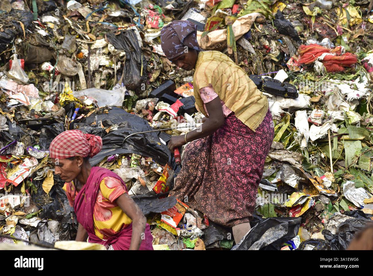 Guwahati, Guwahati, India. 8 marzo 2025. Una donna raccoglitrice di rifiuti raccoglie il materiale di scarto da una discarica di rifiuti durante la giornata mondiale della donna a Guwahati in India sabato 8 marzo 2025. Foto-DASARATH DEKA (Credit Image: © Dasarath Deka/ZUMA Press Wire) SOLO PER USO EDITORIALE! Non per USO commerciale! Foto Stock