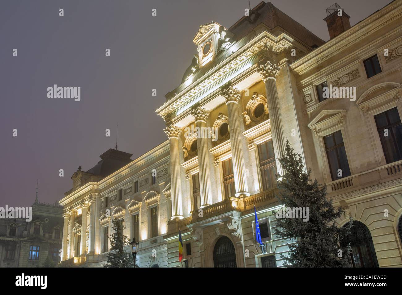 Facciata dell'edificio della Banca Nazionale di Romania di notte. Lipscani Street in centro. Foto Stock