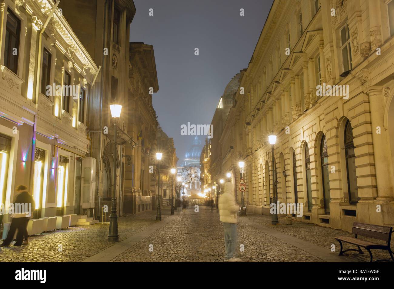 Via Smardan notturna della città vecchia di Bucarest, Romania. Edificio della camera di commercio e dell'industria sullo sfondo. Foto Stock