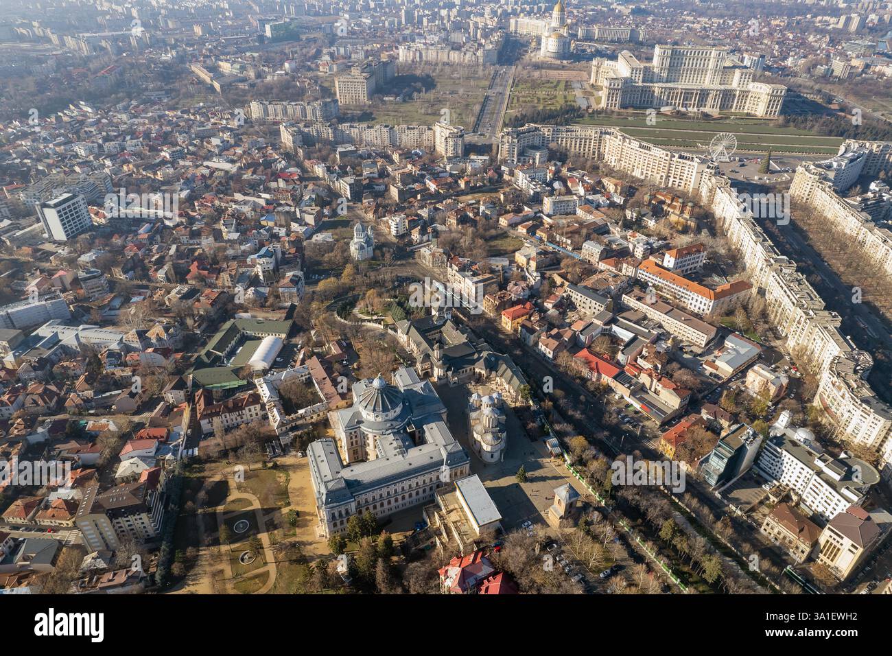 Vista aerea con drone sul paesaggio urbano del centro di Bucarest, Romania. Palazzo del Parlamento, Cattedrale della salvezza Nazionale, Cattedrale Patriarcale e Boulev Foto Stock