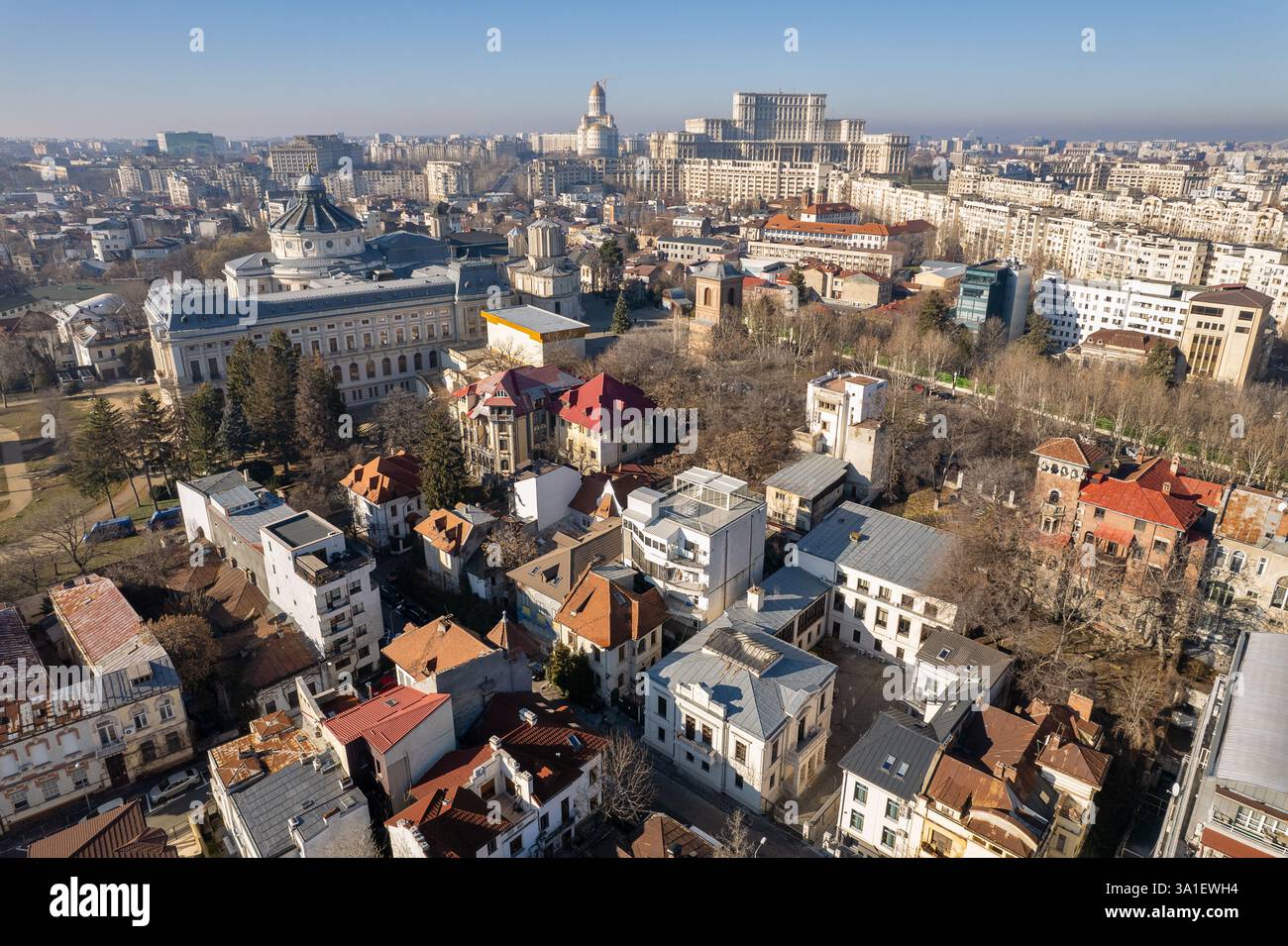 Vista aerea con drone sul paesaggio urbano del centro di Bucarest, Romania. Palazzo del Parlamento, Cattedrale della salvezza Nazionale, Cattedrale Patriarcale e Boulev Foto Stock