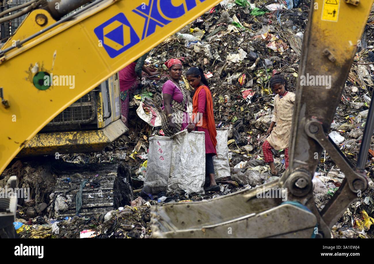 Guwahati, Guwahati, India. 8 marzo 2025. Una donna raccoglitrice di rifiuti raccoglie il materiale di scarto da una discarica di rifiuti durante la giornata mondiale della donna a Guwahati in India sabato 8 marzo 2025. Foto-DASARATH DEKA (Credit Image: © Dasarath Deka/ZUMA Press Wire) SOLO PER USO EDITORIALE! Non per USO commerciale! Foto Stock