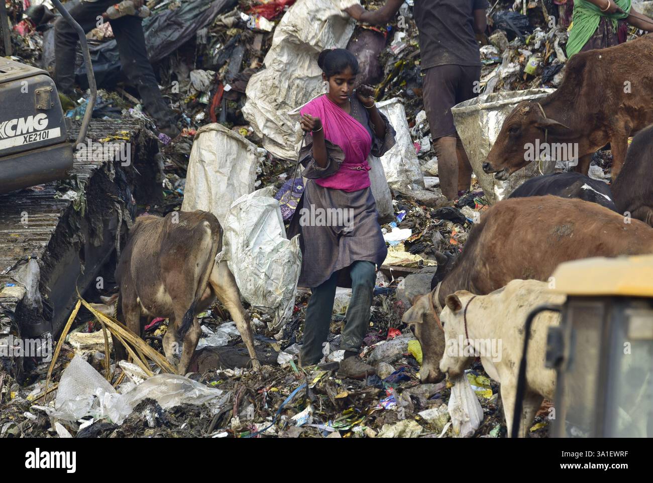 Guwahati, Guwahati, India. 8 marzo 2025. Una donna raccoglitrice di rifiuti raccoglie il materiale di scarto da una discarica di rifiuti durante la giornata mondiale della donna a Guwahati in India sabato 8 marzo 2025. Foto-DASARATH DEKA (Credit Image: © Dasarath Deka/ZUMA Press Wire) SOLO PER USO EDITORIALE! Non per USO commerciale! Foto Stock