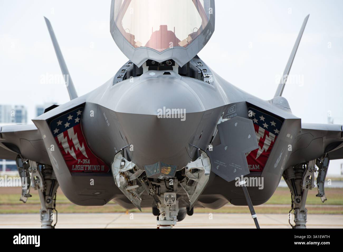 Bangkok, Thailandia. 8 marzo 2025. F-35A (Lightning II) Demo Team dell'USAF, Aerobatic Team, Standby in attesa del 88° anniversario della Royal Thai Air Force (RTAF) presso lo Wing 6 Royal Thai Air Force l'8 marzo 2025 a bangkok in Thailandia. (Foto di Teera Noisakran/Sipa USA) credito: SIPA USA/Alamy Live News Foto Stock