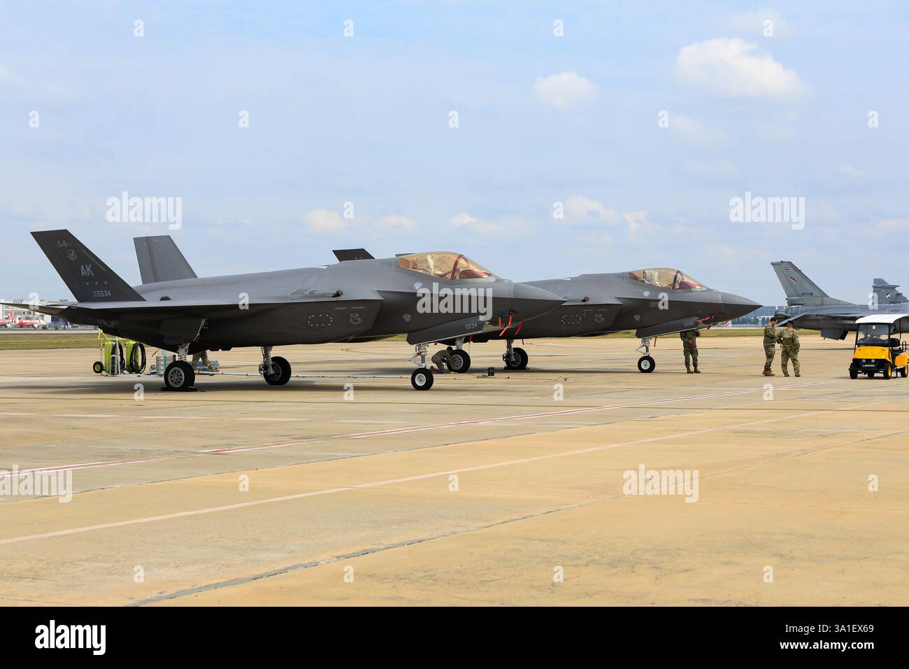 Bangkok, Thailandia. 8 marzo 2025. F-35A (Lightning II) Demo Team dell'USAF, Aerobatic Team, Standby in attesa del 88° anniversario della Royal Thai Air Force (RTAF) presso lo Wing 6 Royal Thai Air Force l'8 marzo 2025 a bangkok in Thailandia. (Foto di Teera Noisakran/Sipa USA) credito: SIPA USA/Alamy Live News Foto Stock